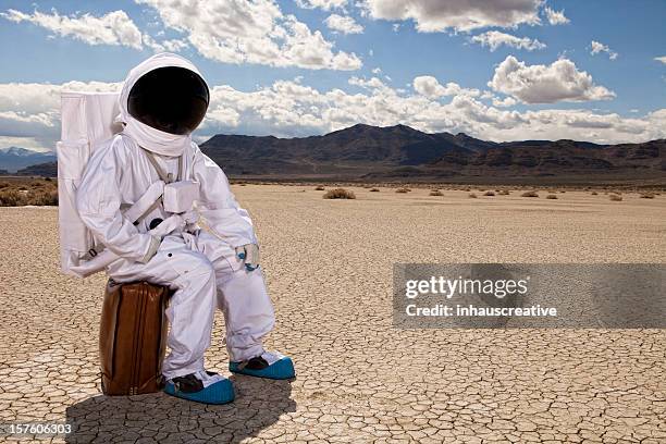 astronauta sentado na mala no deserto - cosmonaut imagens e fotografias de stock