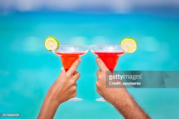 brindis con vasos de margarita y bebidas tropicales - margarita beach fotografías e imágenes de stock