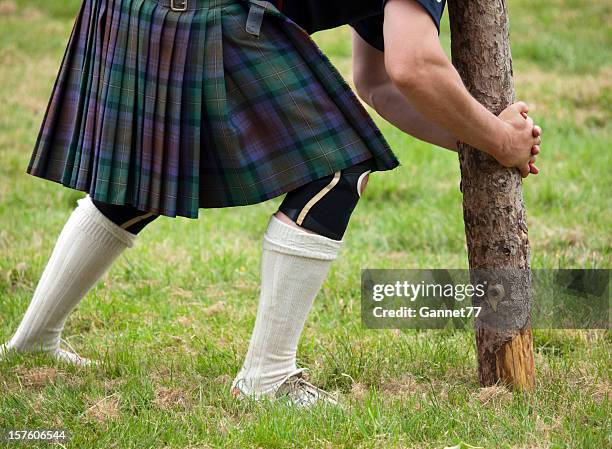 konkurrenten über einen finger caber - highland games stock-fotos und bilder