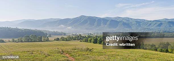 smoky mountain cades cove panoramica - cades cove foto e immagini stock