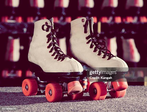 roller skates - rolschaatsen schaats stockfoto's en -beelden