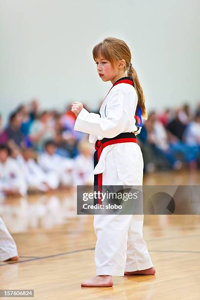 taekwondo mädchen - karate girl stock-fotos und bilder