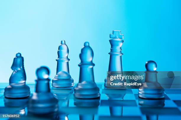 échecs de verre sur un fond bleu brillant - échiquier photos et images de collection