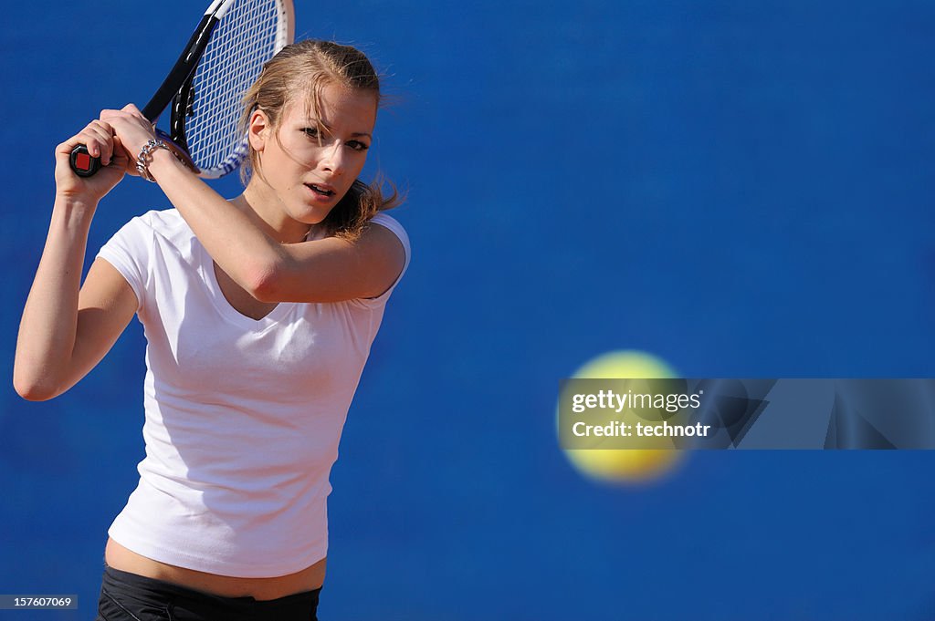 Mujer jugador de tenis en la acción