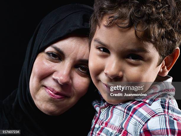 musulmana mujer posando con su hijo - cultura de palestina fotografías e imágenes de stock