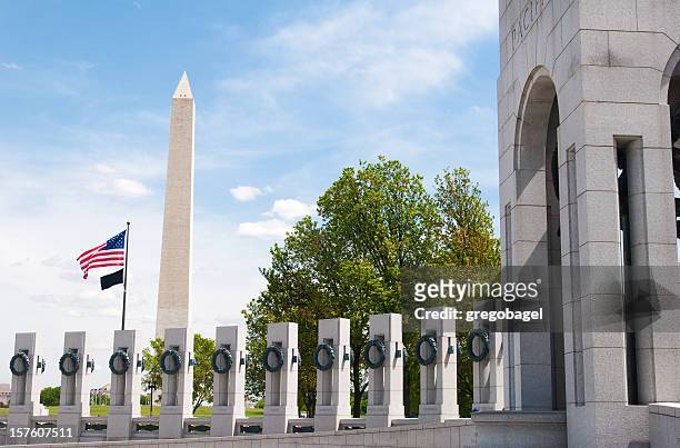 monumento de la ii guerra mundial y el monumento a washington - conmemorativo de guerra fotografías e imágenes de stock