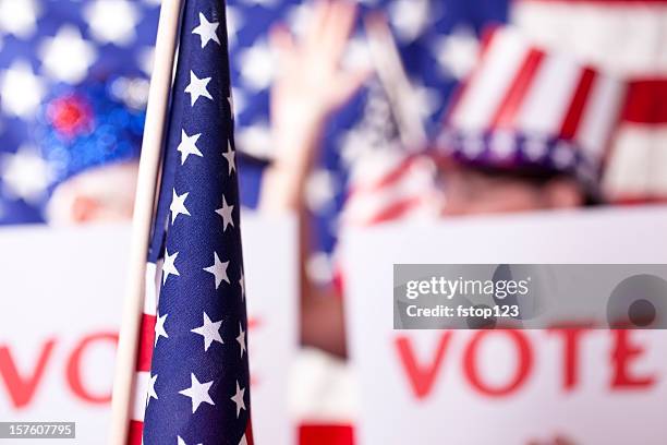 american politische versammlung und stimme beschilderung - political rally stock-fotos und bilder