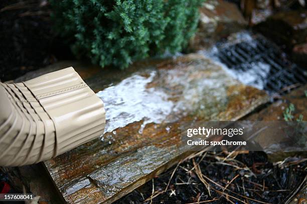 chuva sarjeta - rain gutter imagens e fotografias de stock