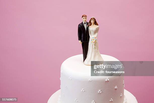 noiva e noivo noiva - wedding cake figurine imagens e fotografias de stock