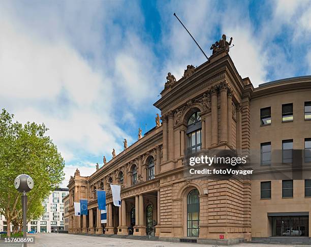 frankfurt am main deutsche börse von manhattan deutschland - frankfurter wertpapierbörse stock-fotos und bilder