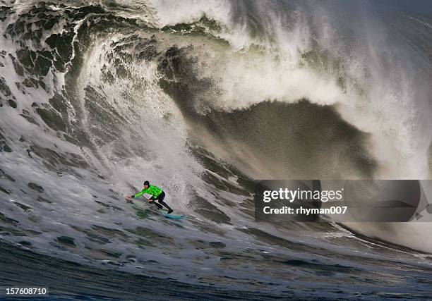 surfing a huge wave - big wave surfing 個照片及圖片檔