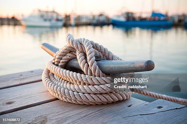 muelle transparente con barcos en la marina - nudo fotografías e imágenes de stock