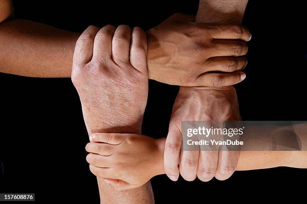 generazioni figlio adulto e senior mani - mani intrecciate foto e immagini stock
