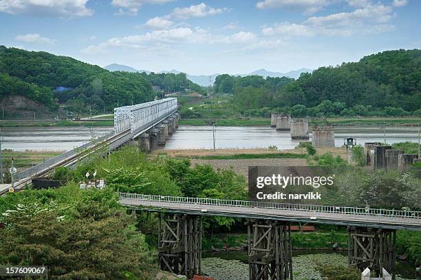 libertà ponte al confine tra sud e corea del nord - demilitarized zone foto e immagini stock