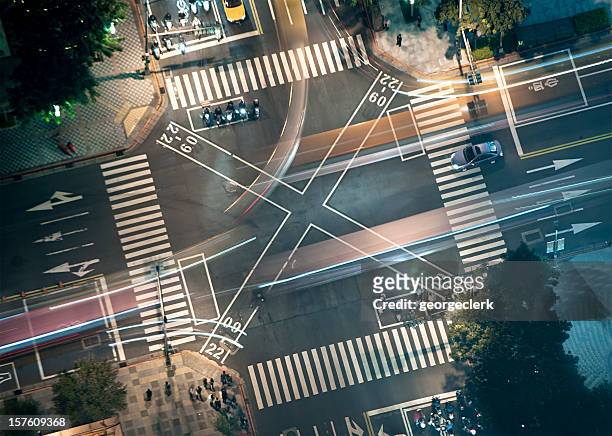 busy junction at night from above - cars on motor way stockfoto's en -beelden