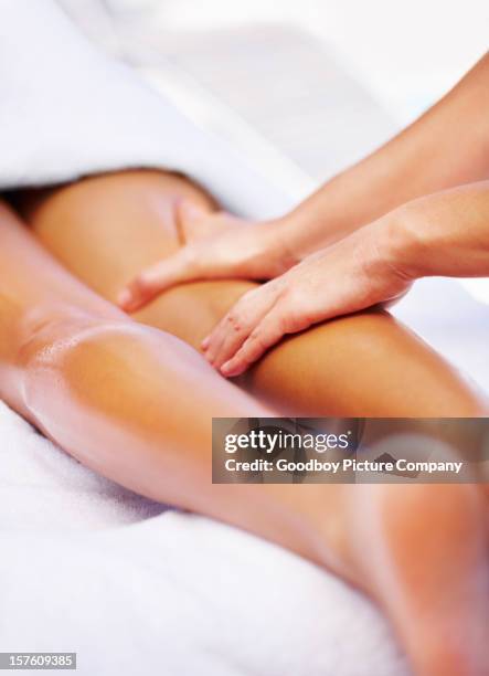 masseuse femme donnant un massage des jambes - jambe humaine photos et images de collection