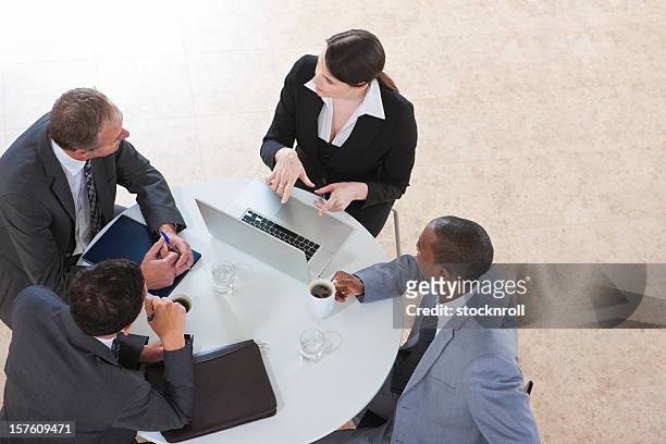 luftaufnahme der business group arbeiten auf einem laptop - arial view business meeting stock-fotos und bilder