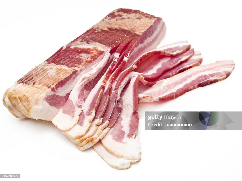 Raw einer Scheibe Apfelholz geräucherten Speck