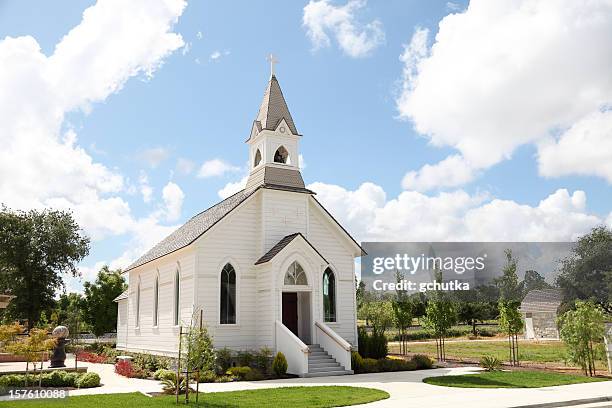 vecchia chiesa bianca - small town america foto e immagini stock