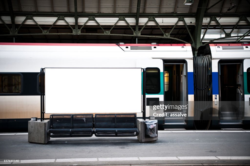 Cartelera en blanco en la estación de tren