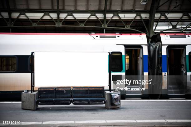 cartelera en blanco en la estación de tren - estación de tren fotografías e imágenes de stock