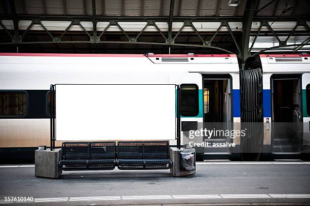 vuoto cartellone di una stazione ferroviaria - train platform foto e immagini stock