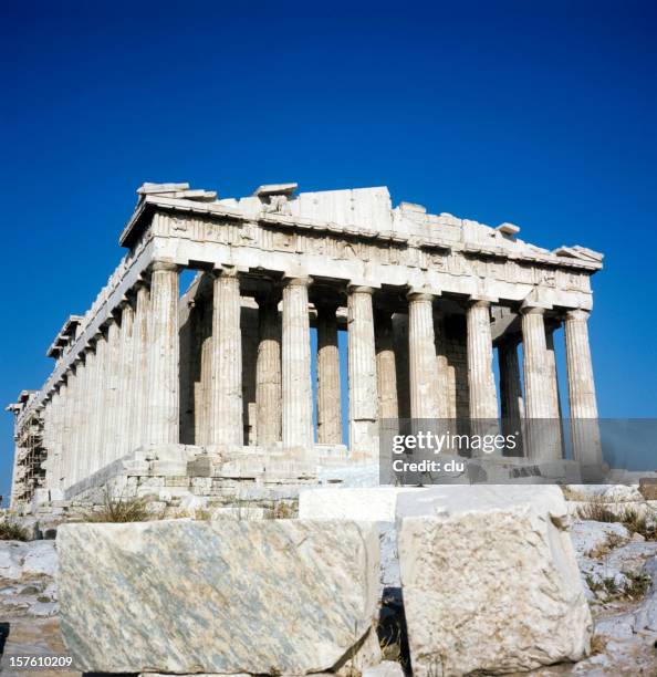 atenas acrópole partenão no céu azul - parthenon athens imagens e fotografias de stock