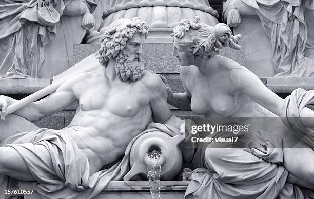 dialoque of man and woman - greek statue stockfoto's en -beelden