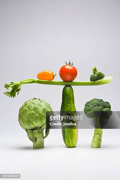 ausgewogene ernährung - balance cuisine stock-fotos und bilder