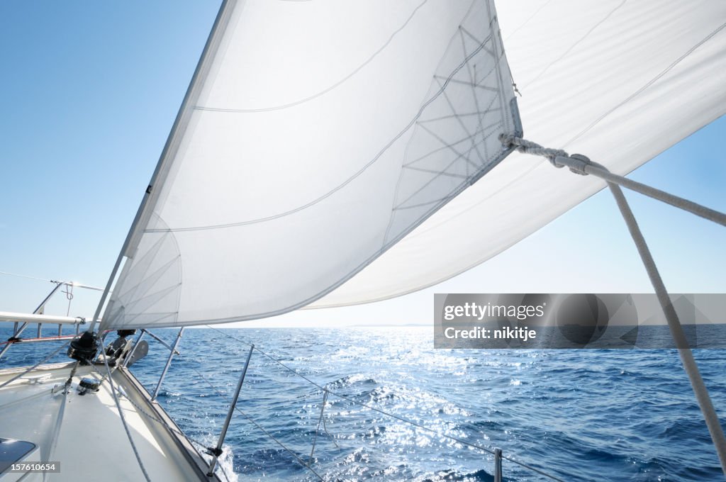 Boot unter Segeln Sie an einem sonnigen Tag