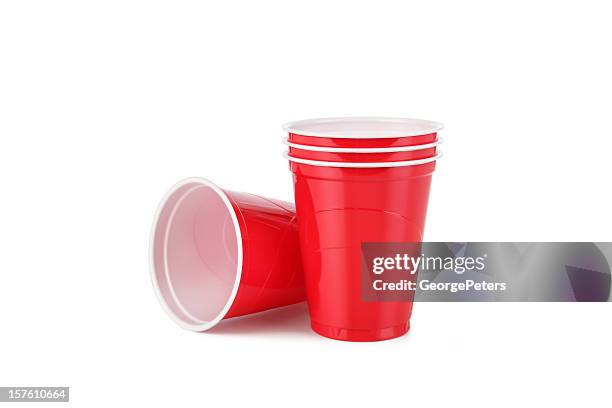 red plastic disposable cups with clipping path - glas serviesgoed stockfoto's en -beelden