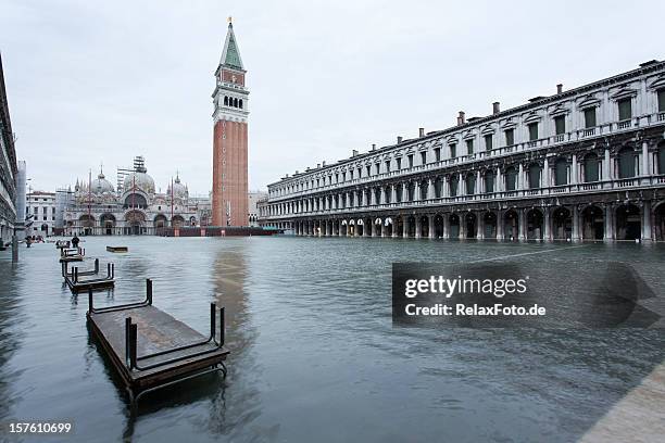 flood on st. mark´s square in venice, italy (xxl) - venice flood 個照片及圖片檔