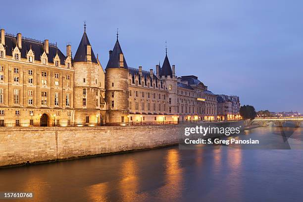 la conciergerie por la noche - la conciergerie fotografías e imágenes de stock