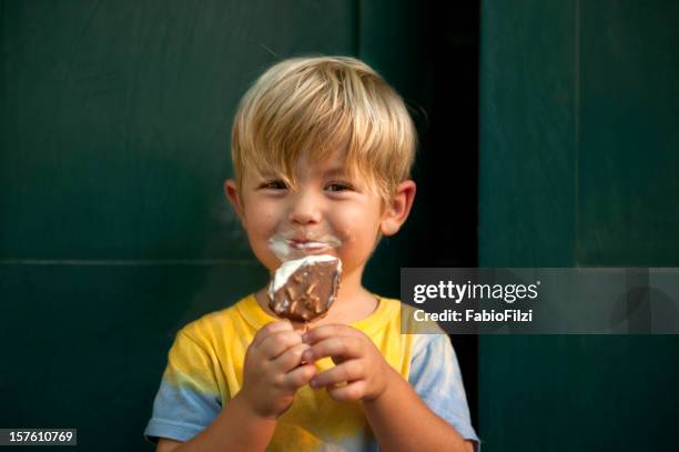 toddler enjoying ice cream - kid eating ice cream stockfoto's en -beelden