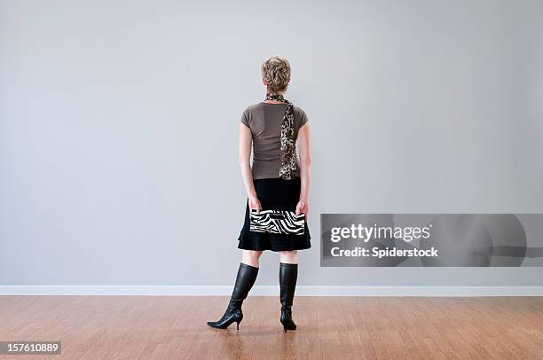 スタイリッシュな女性である空白の壁 - exposition wall ストックフォトと画像