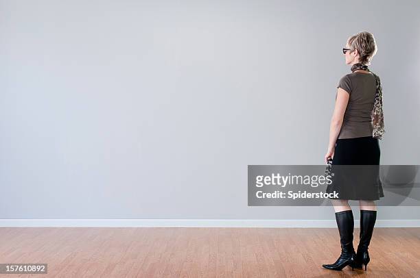 スタイリッシュな女性である空白の壁 - exposition wall ストックフォトと画像