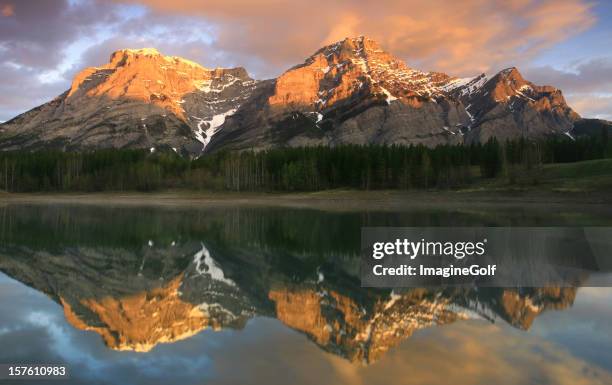 alberta rockies mountain reflexion - kananaskis stock-fotos und bilder