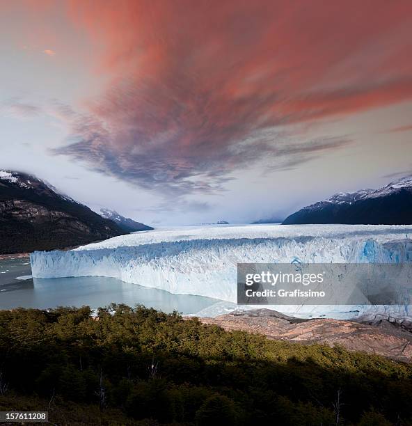 dawn über gletscher perito moreno argentinien patagonien - ice shelf stock-fotos und bilder