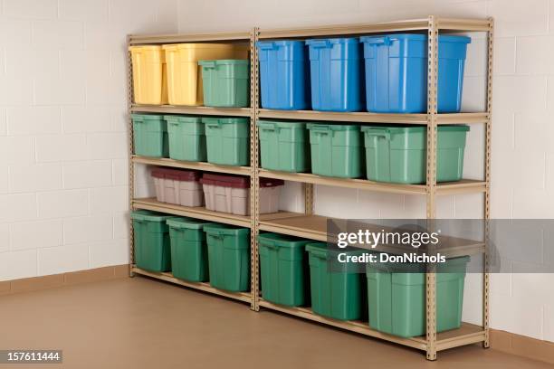 storage containers on shelf - opslagruimte stockfoto's en -beelden