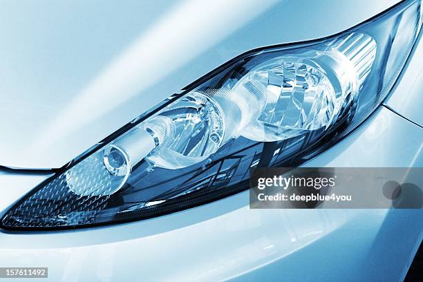phare de voiture moderne gros plan - lunettes photos et images de collection