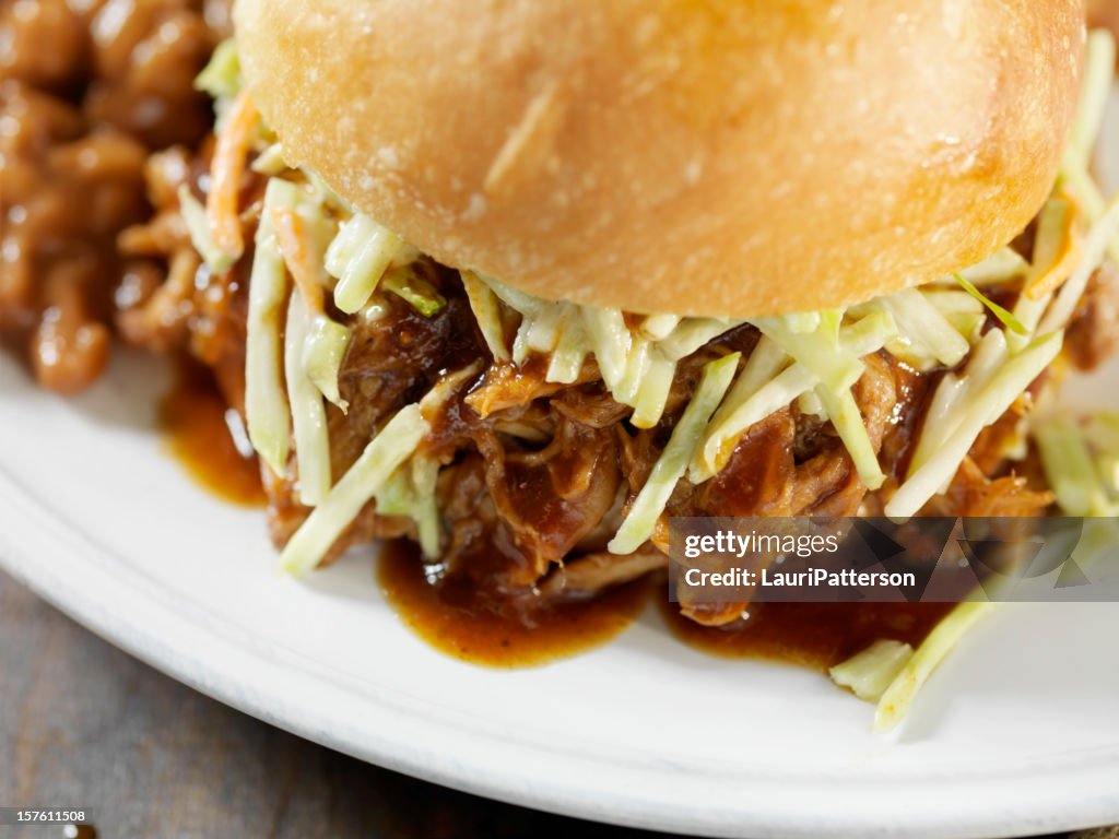 Schweinesteak-Sandwich mit Krautsalat, gebackene Bohnen