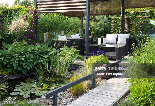 jardin du patio bar-salon moderne avec canapés extérieure et un étang - domestic garden photos et images de collection