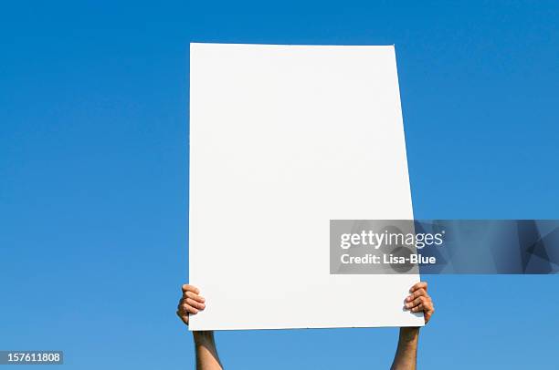 blanco cartelera contra el cielo azul; espacio para texto publicitario - cartel fotografías e imágenes de stock