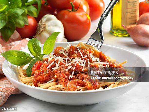 vollkorn-linguini mit tomatensauce, vegetarische - spaghetti stock-fotos und bilder