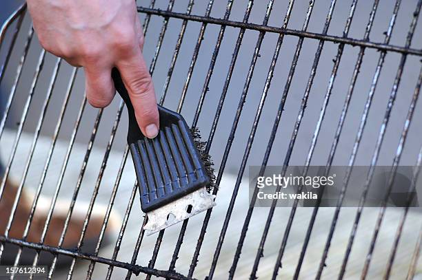 reinigung der grill mit schrubber-grillbürste - scheuerbürste stock-fotos und bilder