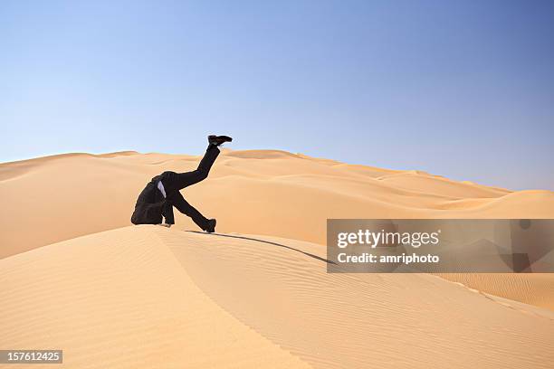 bury den kopf in den sand stecken - head in sand stock-fotos und bilder