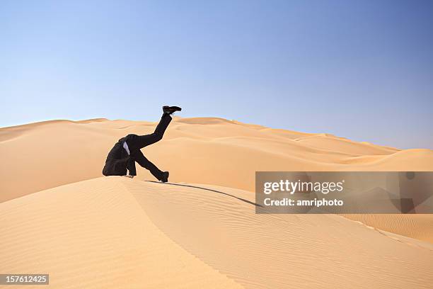 nascondere la testa nella sabbia - nascondere la testa nella sabbia foto e immagini stock