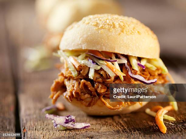 bbq pulled pork sliders with coleslaw - bbq sandwich stockfoto's en -beelden