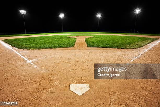 baseball diamond bei nacht - baseballfeld stock-fotos und bilder