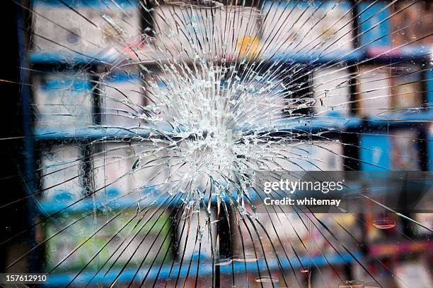 smashed window with toughened glass - vandalisme stockfoto's en -beelden
